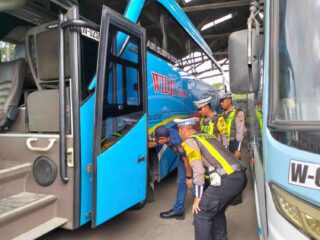 Untuk Keselamatan, Polres Lamongan Ramp Check Bus Pariwisata Jelang Harlah NU