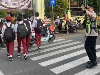 Wujudkan Pelayanan Prima, Wakapolres Sampang Pimpin Langsung Pengaturan Lalu Lintas Pagi