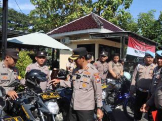 Wujudkan Pelayanan Maksimal, Kapolres Sampang Pimpin Pengecekan Ratusan Kendaraan Dinas