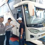 Pastikan Keselamatan Tamu Allah, Satlantas Polres Sampang Gelar Ramp Check dan Tes Urine Awak Bus Calon Jamaah Haji