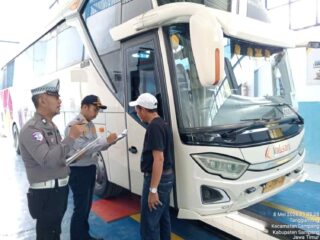 Pastikan Keselamatan Tamu Allah, Satlantas Polres Sampang Gelar Ramp Check dan Tes Urine Awak Bus Calon Jamaah Haji